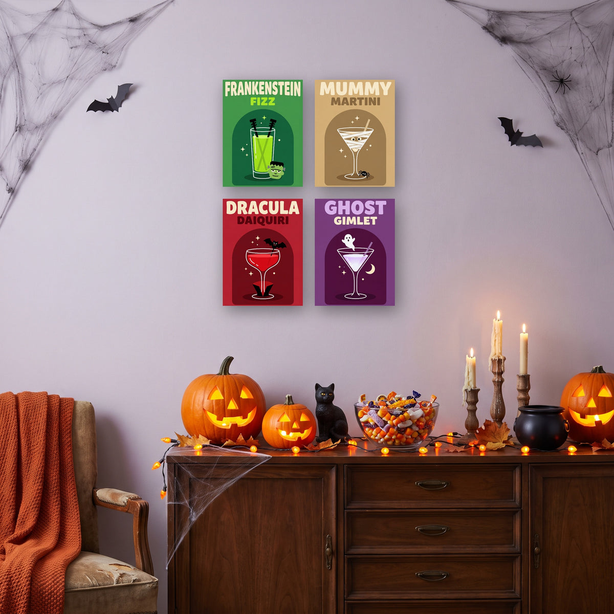 Coffret 4 mini-toiles Apéro des Monstres accrochées dans un salon décoré pour Halloween — Maison Artsen