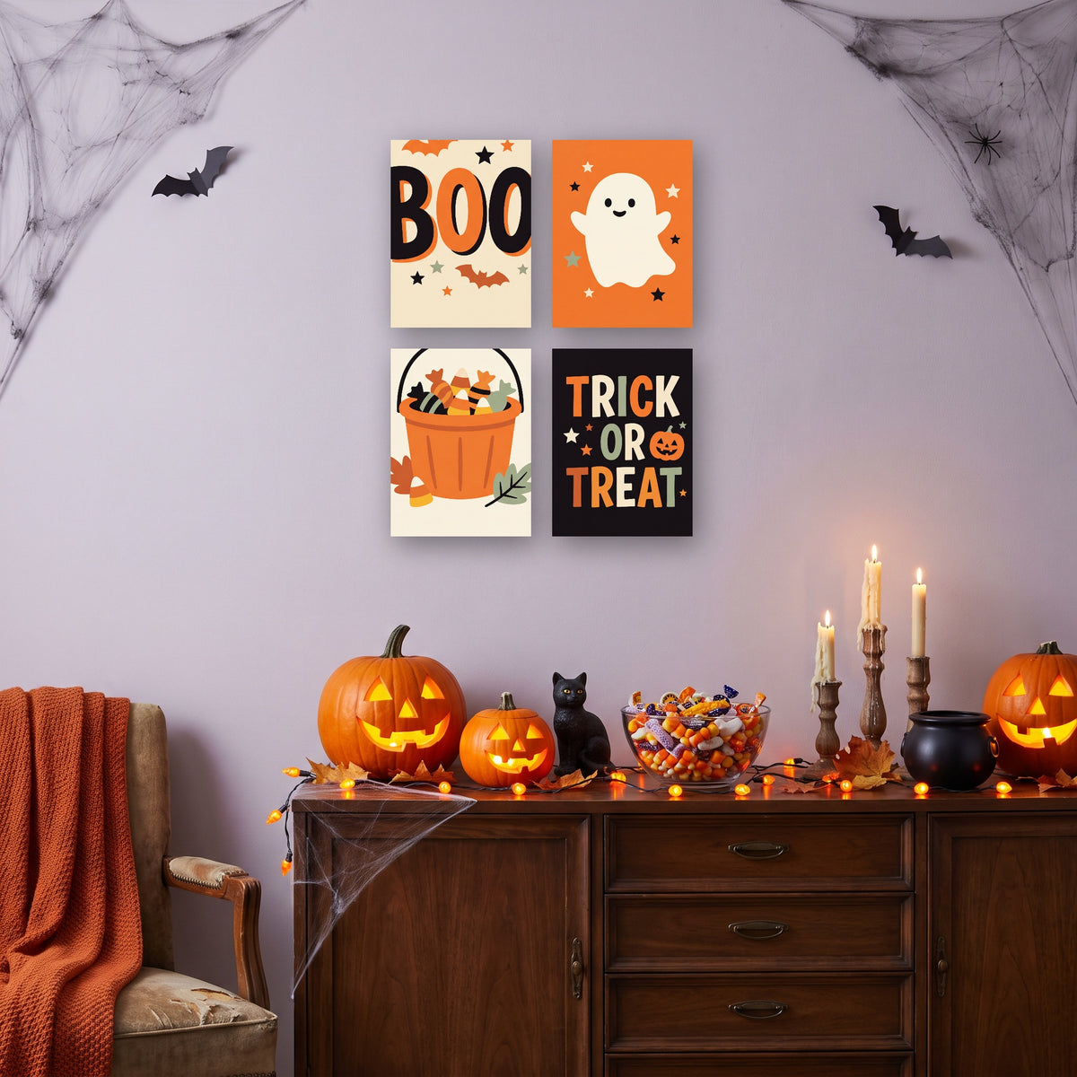 Coffret 4 mini-toiles Bouh et Bonbons accrochées dans un salon décoré pour Halloween — Maison Artsen