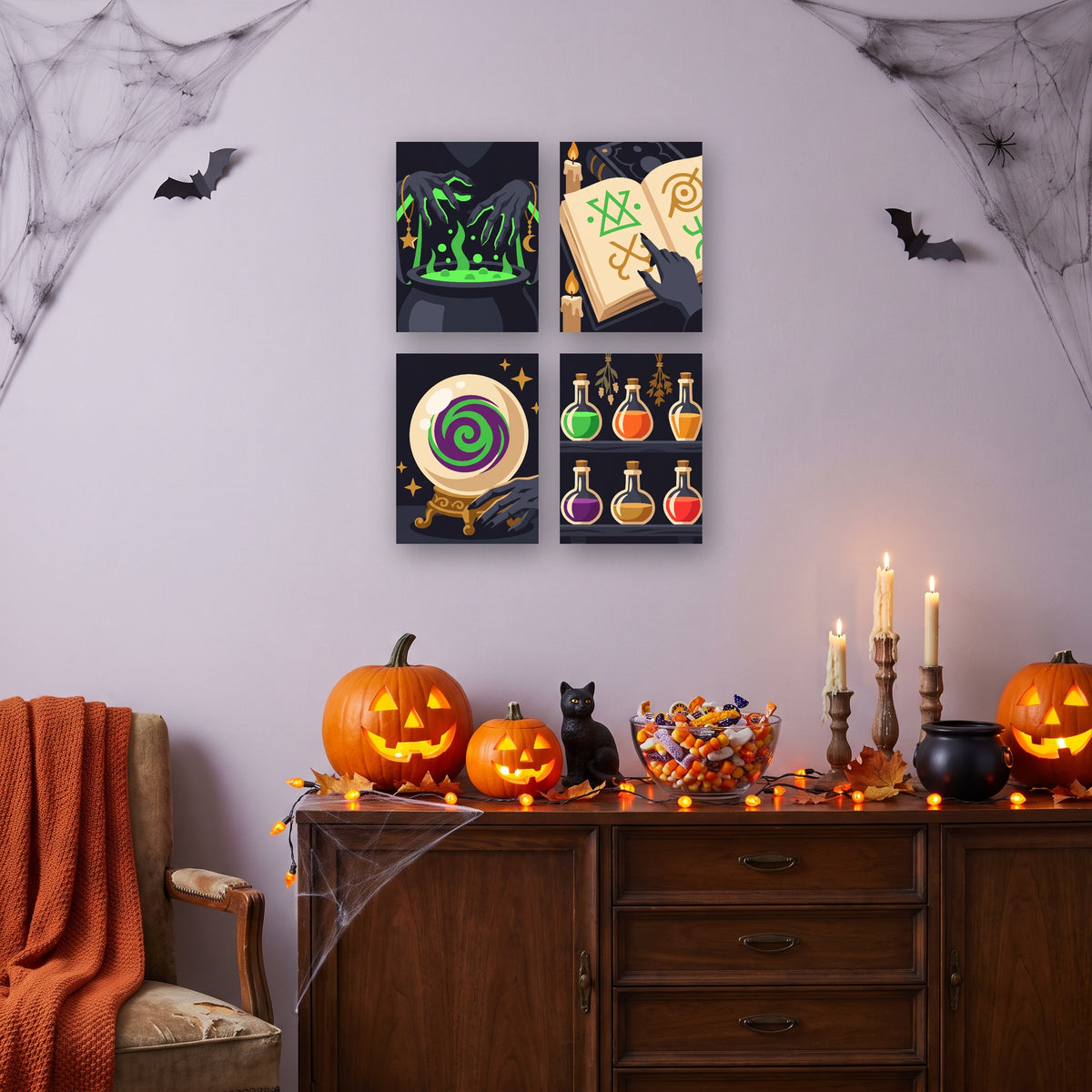 Coffret 4 mini-toiles Chaudron et Grimoire accrochées dans un salon décoré pour Halloween — Maison Artsen