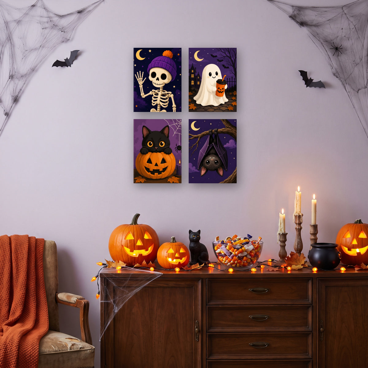 Coffret 4 mini-toiles Copains de la Nuit accrochées dans un salon décoré pour Halloween — Maison Artsen