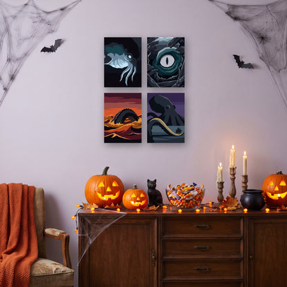 Coffret 4 mini-toiles Créatures des Abysses accrochées dans un salon décoré pour Halloween — Maison Artsen