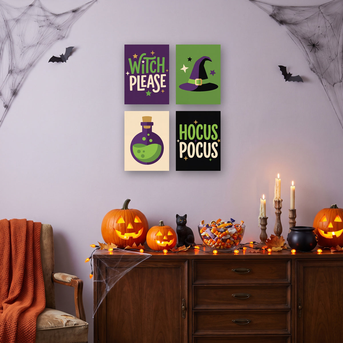 Coffret 4 mini-toiles Formules de Sorcière accrochées dans un salon décoré pour Halloween — Maison Artsen