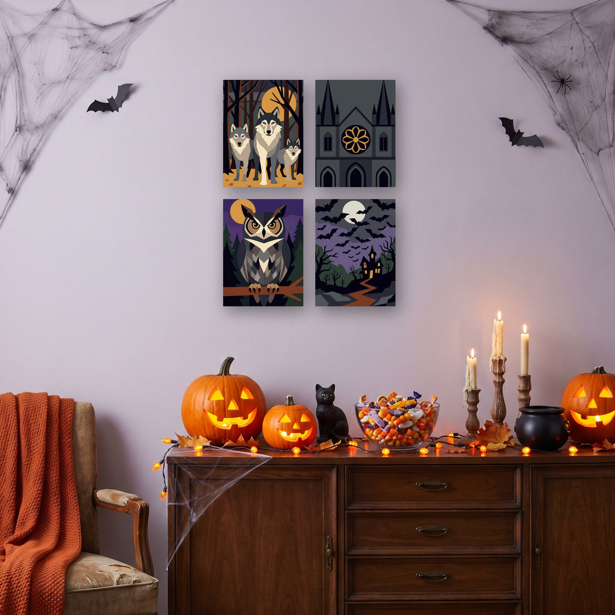 Coffret 4 mini-toiles Ombres Gothiques accrochées dans un salon décoré pour Halloween — Maison Artsen