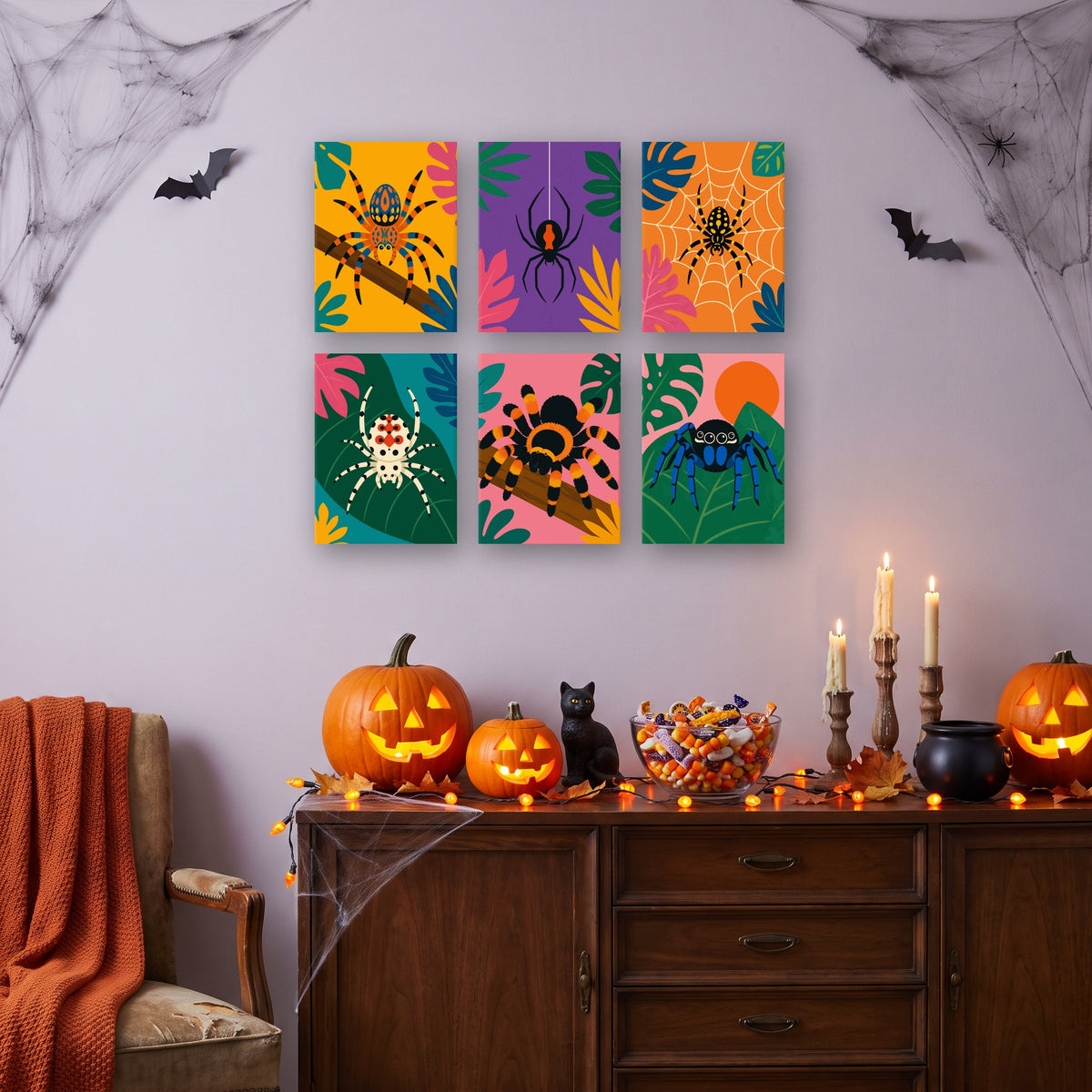 Coffret 6 mini-toiles Araignées Tropicales accrochées dans un salon décoré pour Halloween — Maison Artsen