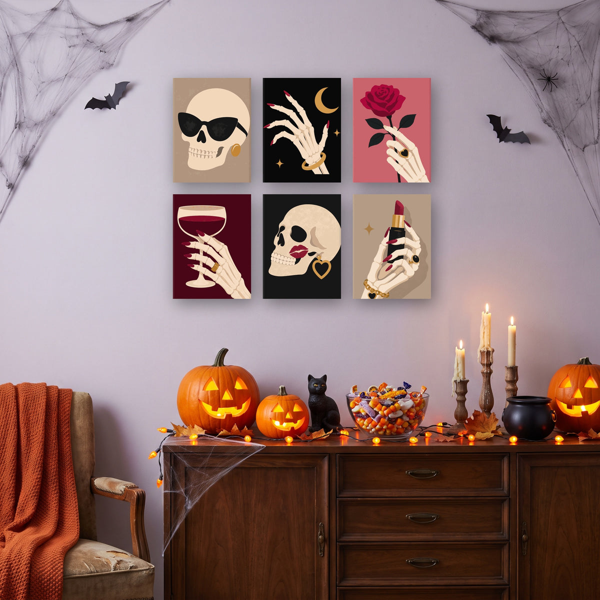 Coffret 6 mini-toiles Chic Gothique accrochées dans un salon décoré pour Halloween — Maison Artsen