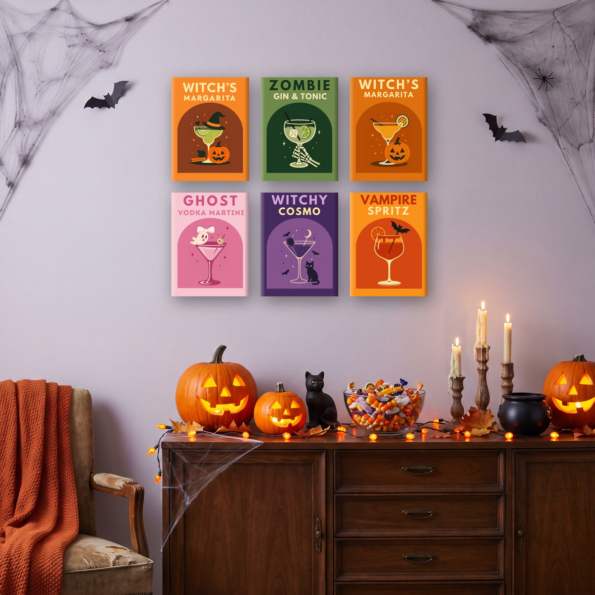 Coffret 6 mini-toiles Cocktails Ensorcelés accrochées dans un salon décoré pour Halloween — Maison Artsen