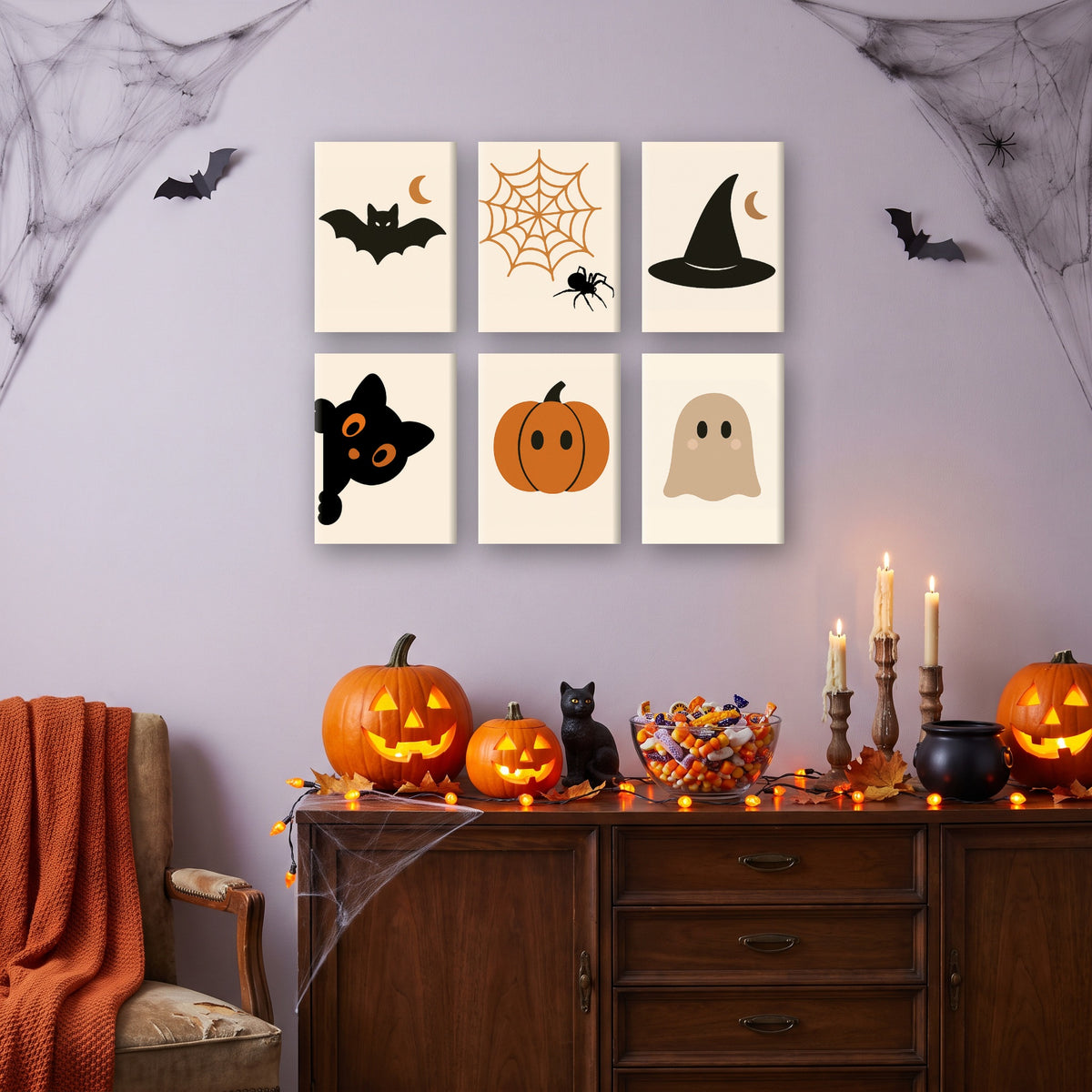 Coffret 6 mini-toiles Emblèmes d'Halloween accrochées dans un salon décoré pour Halloween — Maison Artsen