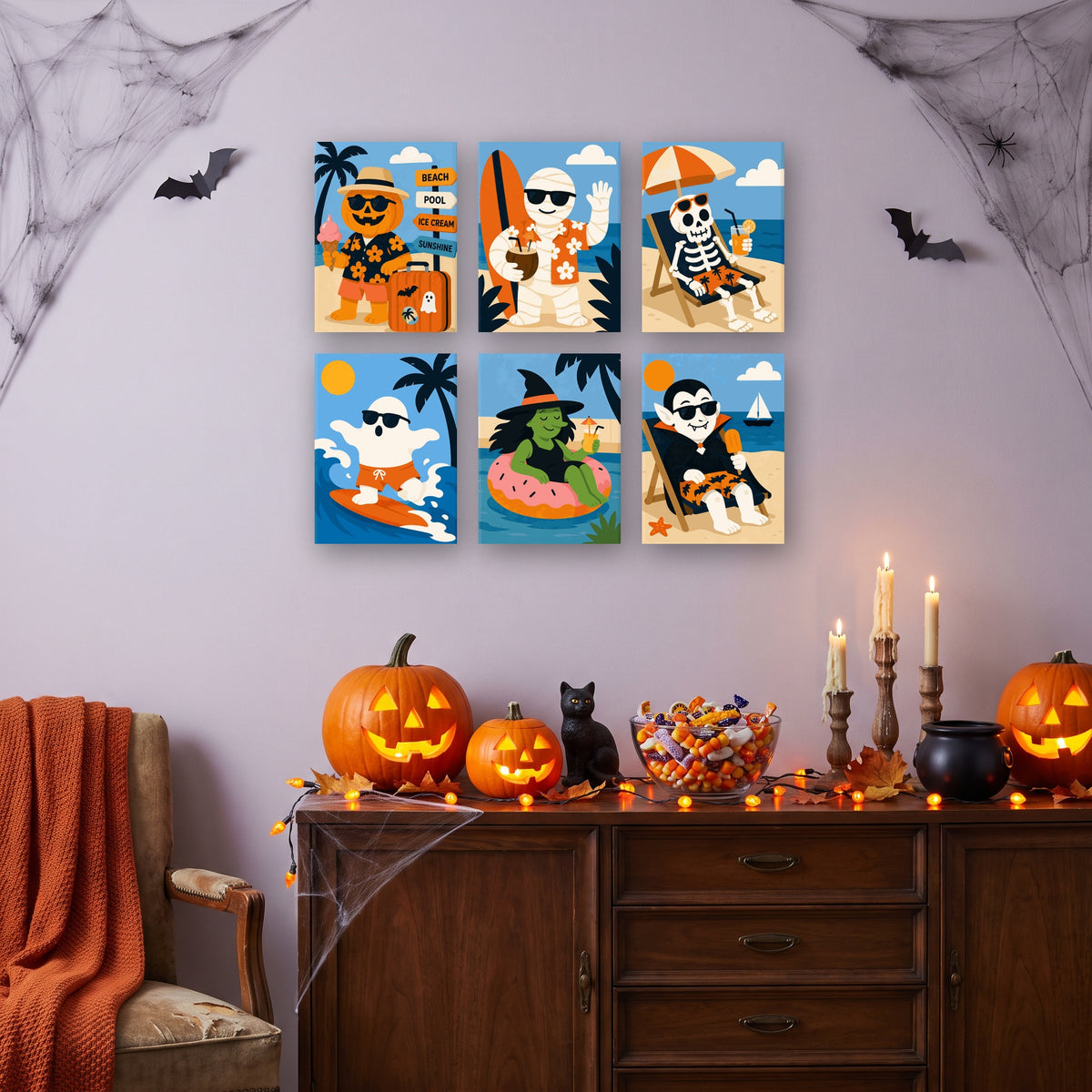 Coffret 6 mini-toiles Monstres en Vacances accrochées dans un salon décoré pour Halloween — Maison Artsen