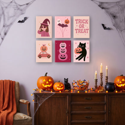 Coffret 6 mini-toiles Petite Sorcière Rose accrochées dans un salon décoré pour Halloween — Maison Artsen