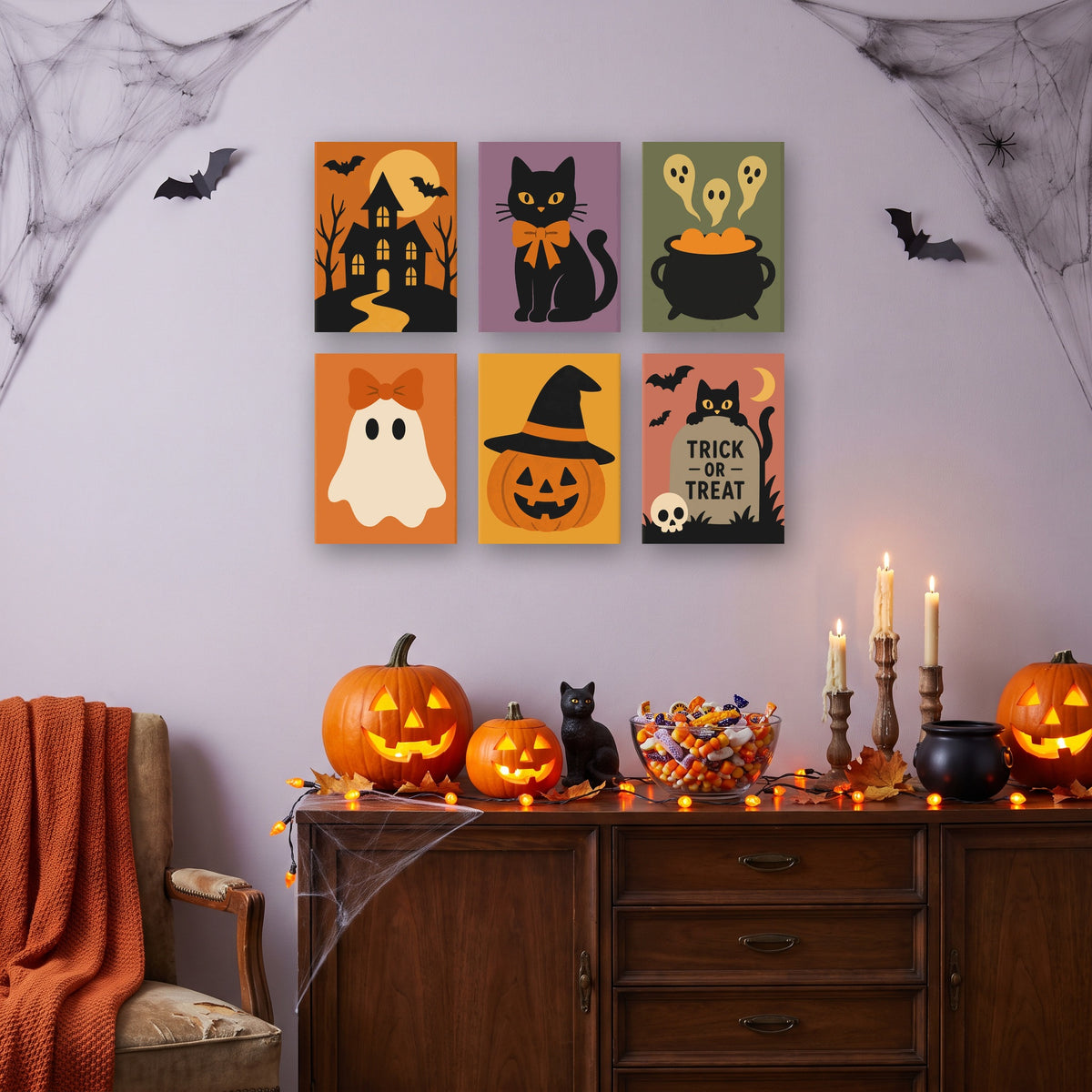 Coffret 6 mini-toiles Petits Mignons d'Octobre accrochées dans un salon décoré pour Halloween — Maison Artsen