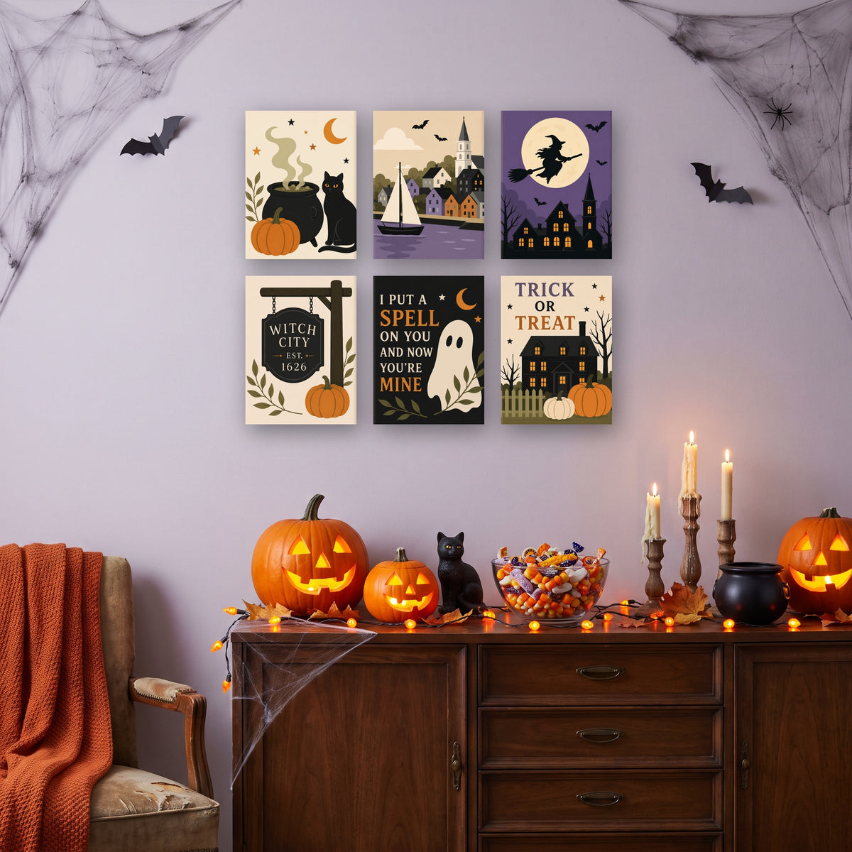 Coffret 6 mini-toiles Port des Sorcières accrochées dans un salon décoré pour Halloween — Maison Artsen