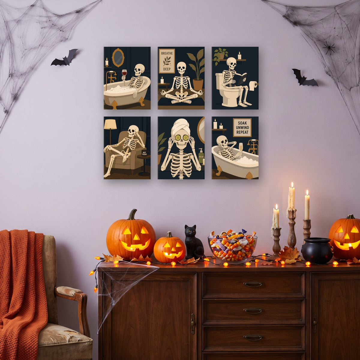Coffret 6 mini-toiles Spa des Squelettes accrochées dans un salon décoré pour Halloween — Maison Artsen