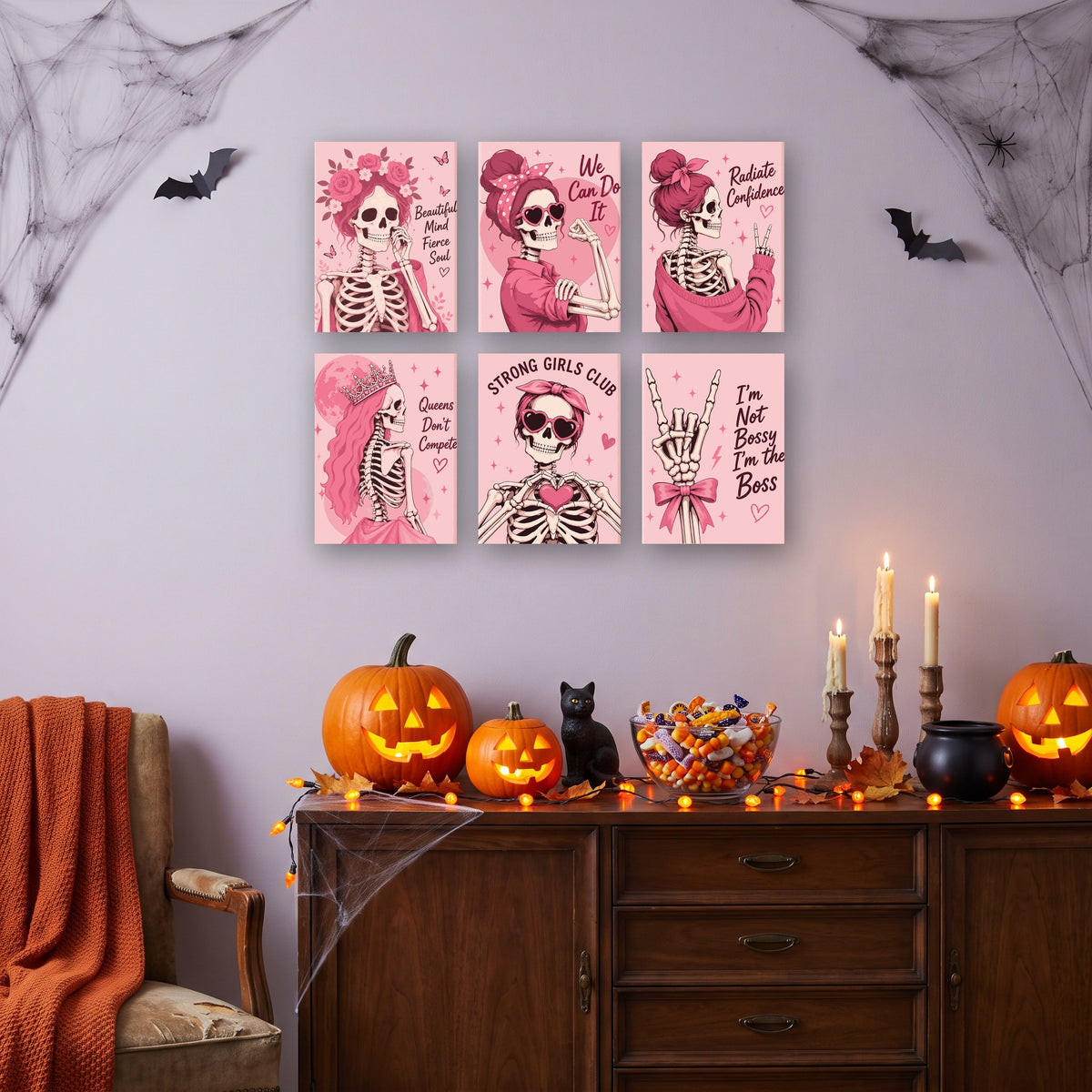 Coffret 6 mini-toiles Squelettes en Rose accrochées dans un salon décoré pour Halloween — Maison Artsen