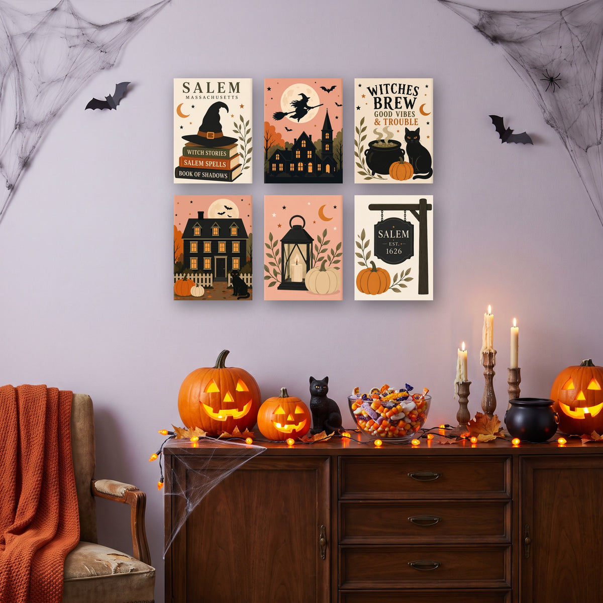 Coffret 6 mini-toiles Ville des Sorcières accrochées dans un salon décoré pour Halloween — Maison Artsen
