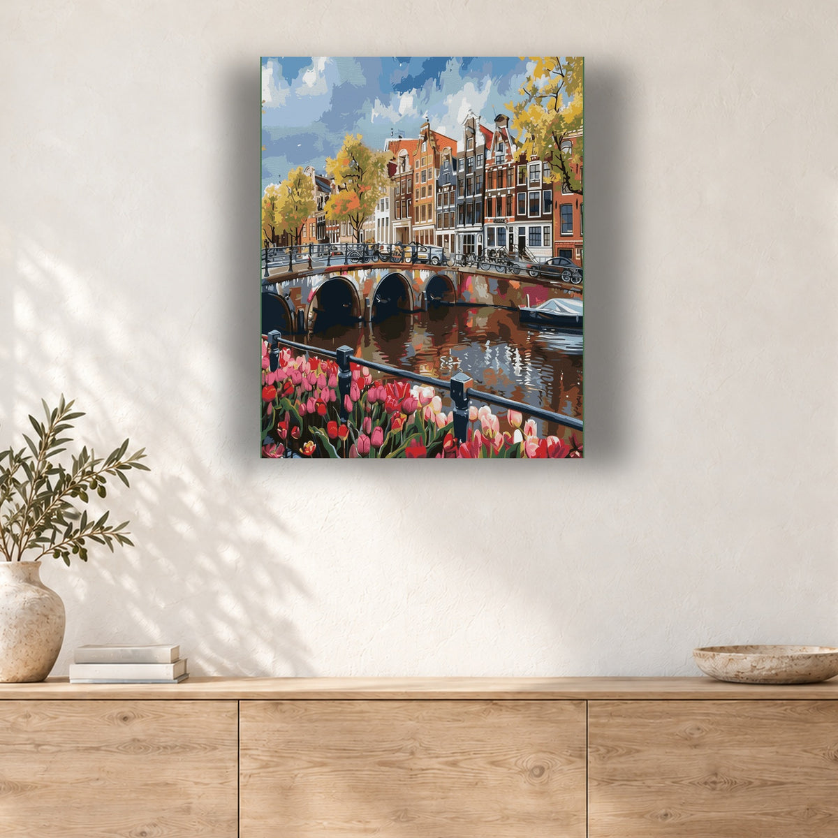 Tableau peinture par numéro Tulipes sur le Canal accroché dans un intérieur décoré, Maison Artsen