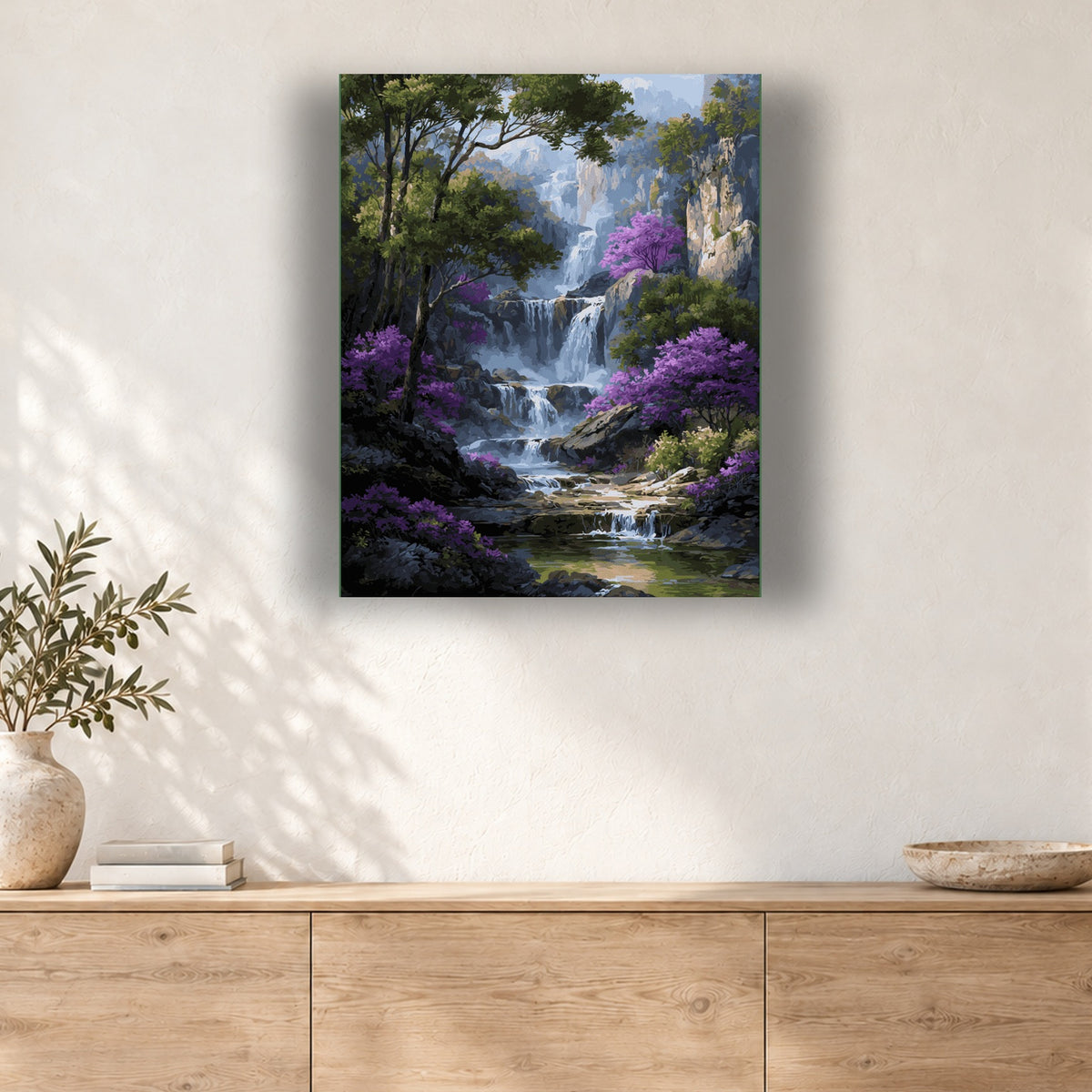 Tableau peinture par numéro Cascade aux Fleurs Violettes accroché dans un intérieur décoré, Maison Artsen