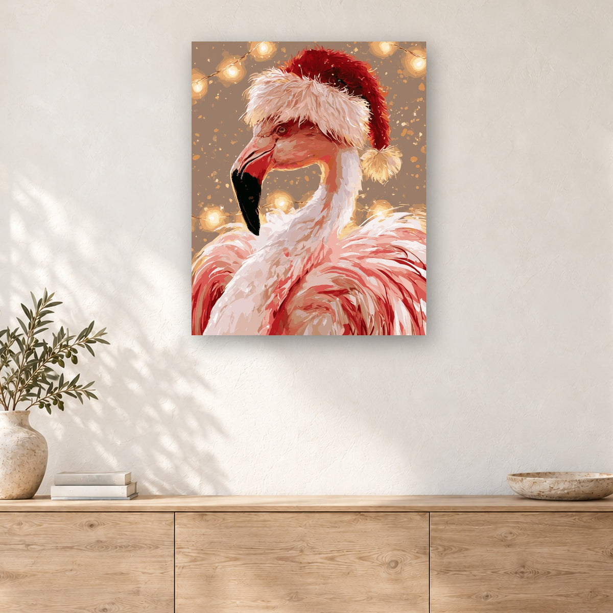 Tableau peinture par numéro Flamant Rose de Noël accroché dans un intérieur décoré, Maison Artsen