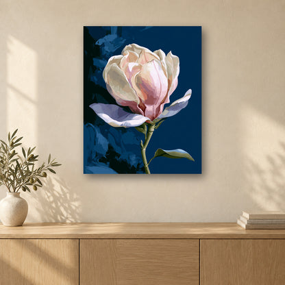 Tableau peinture par numéro Magnolia de Nuit accroché dans un intérieur décoré, Maison Artsen