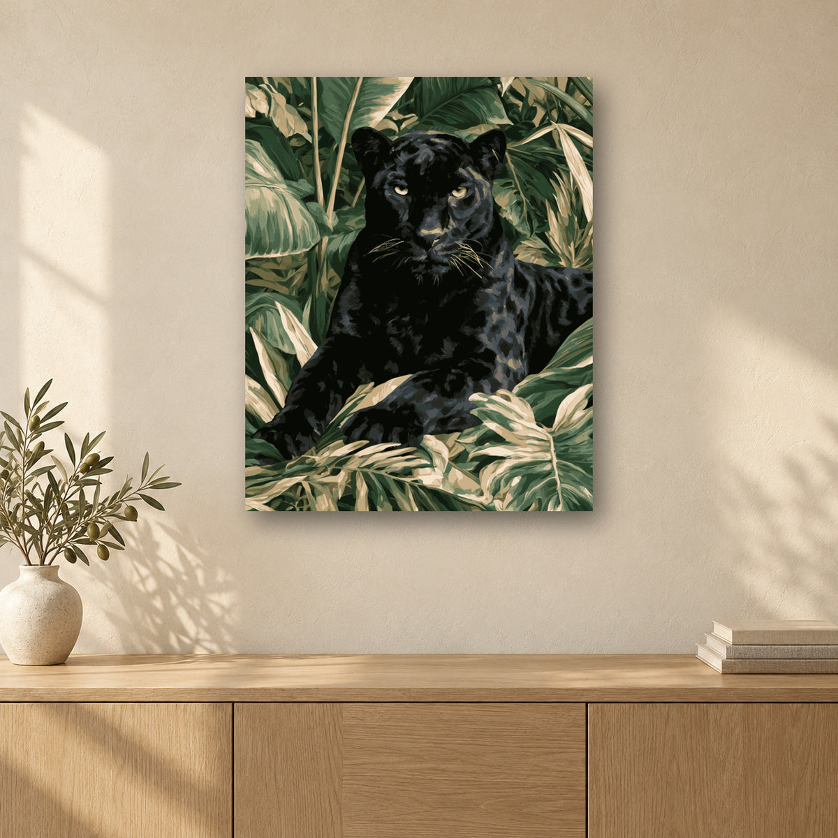 Tableau peinture par numéro Panthère Noire sous les Feuilles accroché dans un intérieur décoré, Maison Artsen