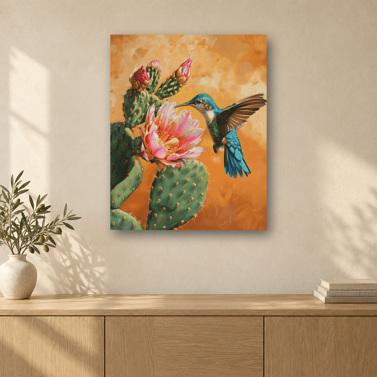 Tableau peinture par numéro Colibri et Fleur de Cactus accroché dans un intérieur décoré, Maison Artsen