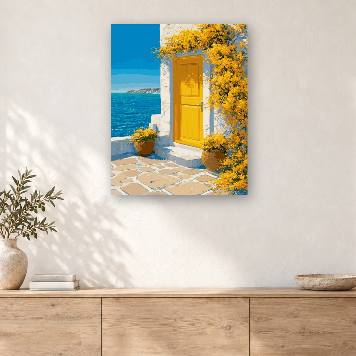 Tableau peinture par numéro Porte Jaune sur la Mer accroché dans un intérieur décoré, Maison Artsen