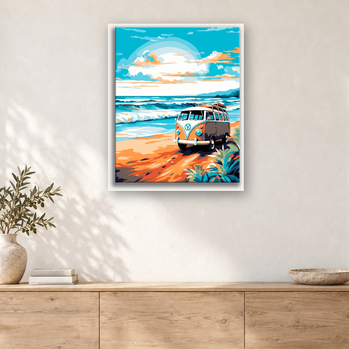 Tableau peinture par numéro Van de Surf sur la Plage accroché dans un intérieur décoré, Maison Artsen