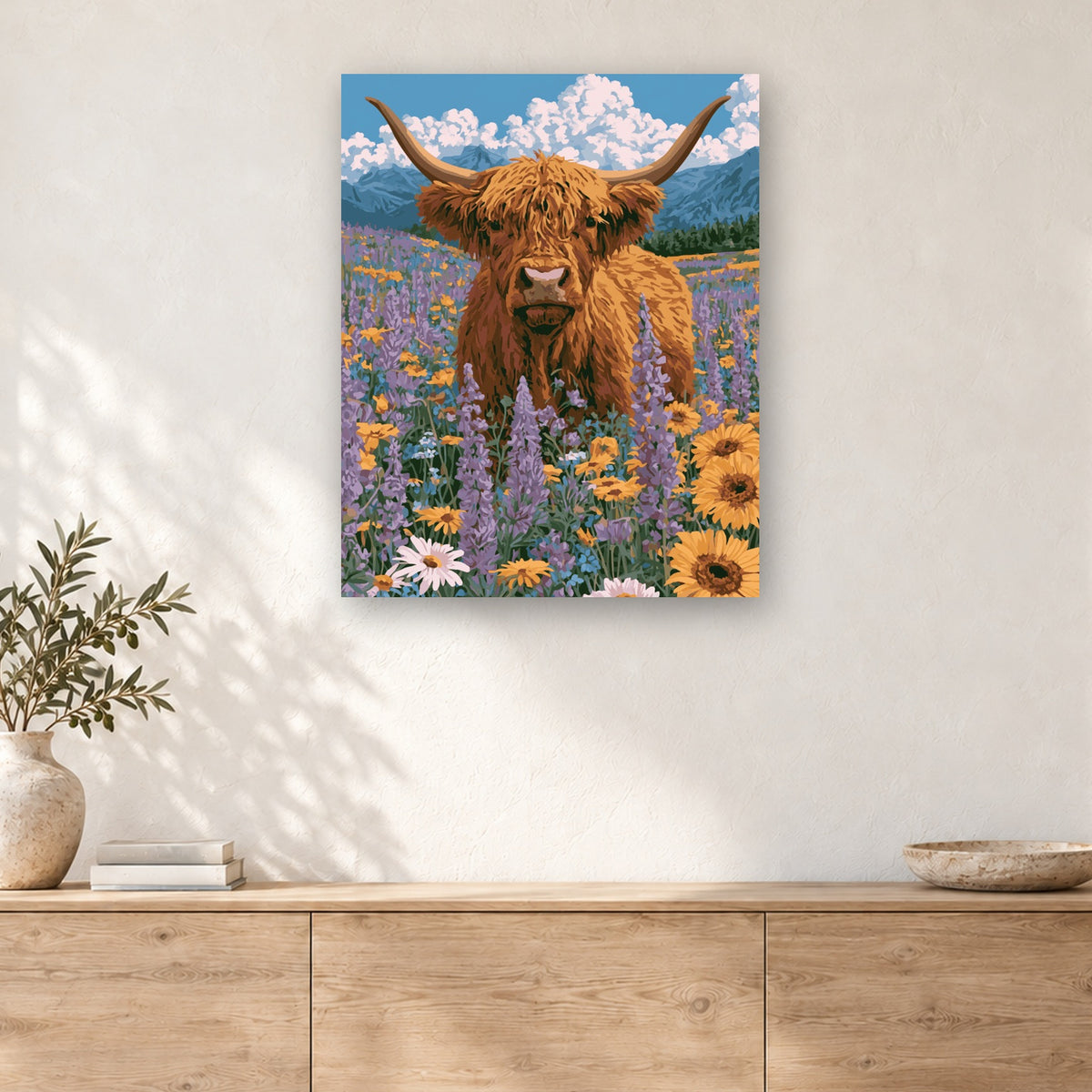 Tableau peinture par numéro Vache Rousse dans les Lupins accroché dans un intérieur décoré, Maison Artsen