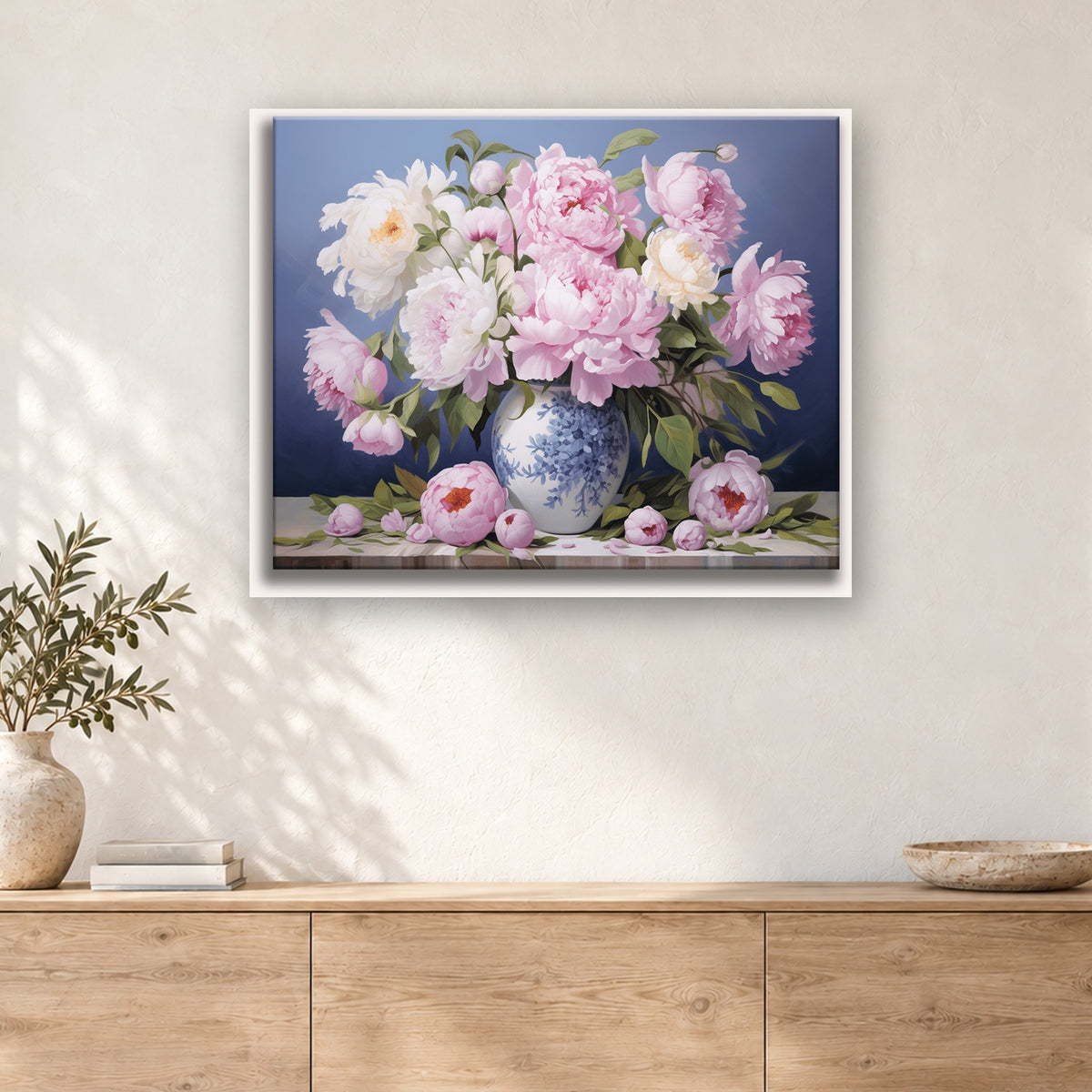 Tableau peinture par numéro Pivoines au Vase Bleu accroché dans un intérieur décoré, Maison Artsen
