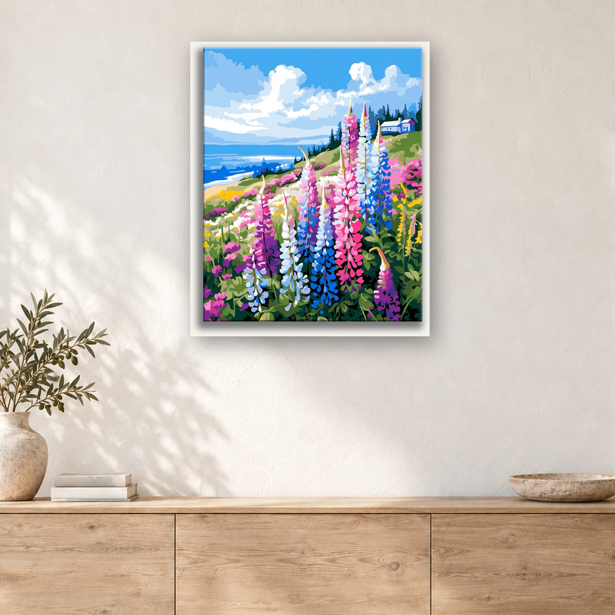 Tableau peinture par numéro Lupins Face à la Mer accroché dans un intérieur décoré, Maison Artsen
