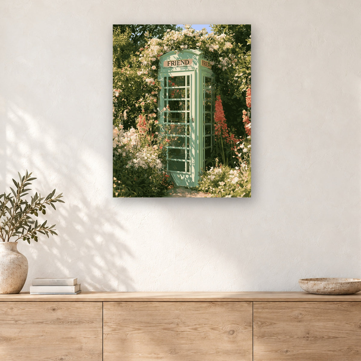 Tableau peinture par numéro Cabine sous les Roses accroché dans un intérieur décoré, Maison Artsen