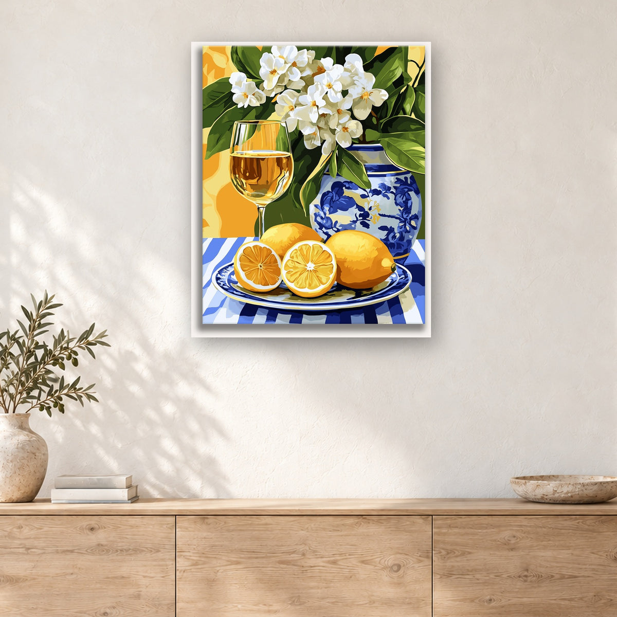 Tableau peinture par numéro Porcelaine Bleue et Citrons accroché dans un intérieur décoré, Maison Artsen