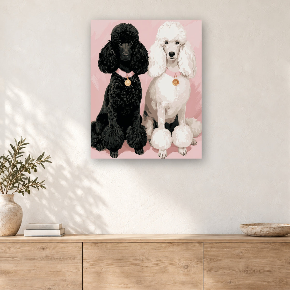 Tableau peinture par numéro Duo de Caniches accroché dans un intérieur décoré, Maison Artsen