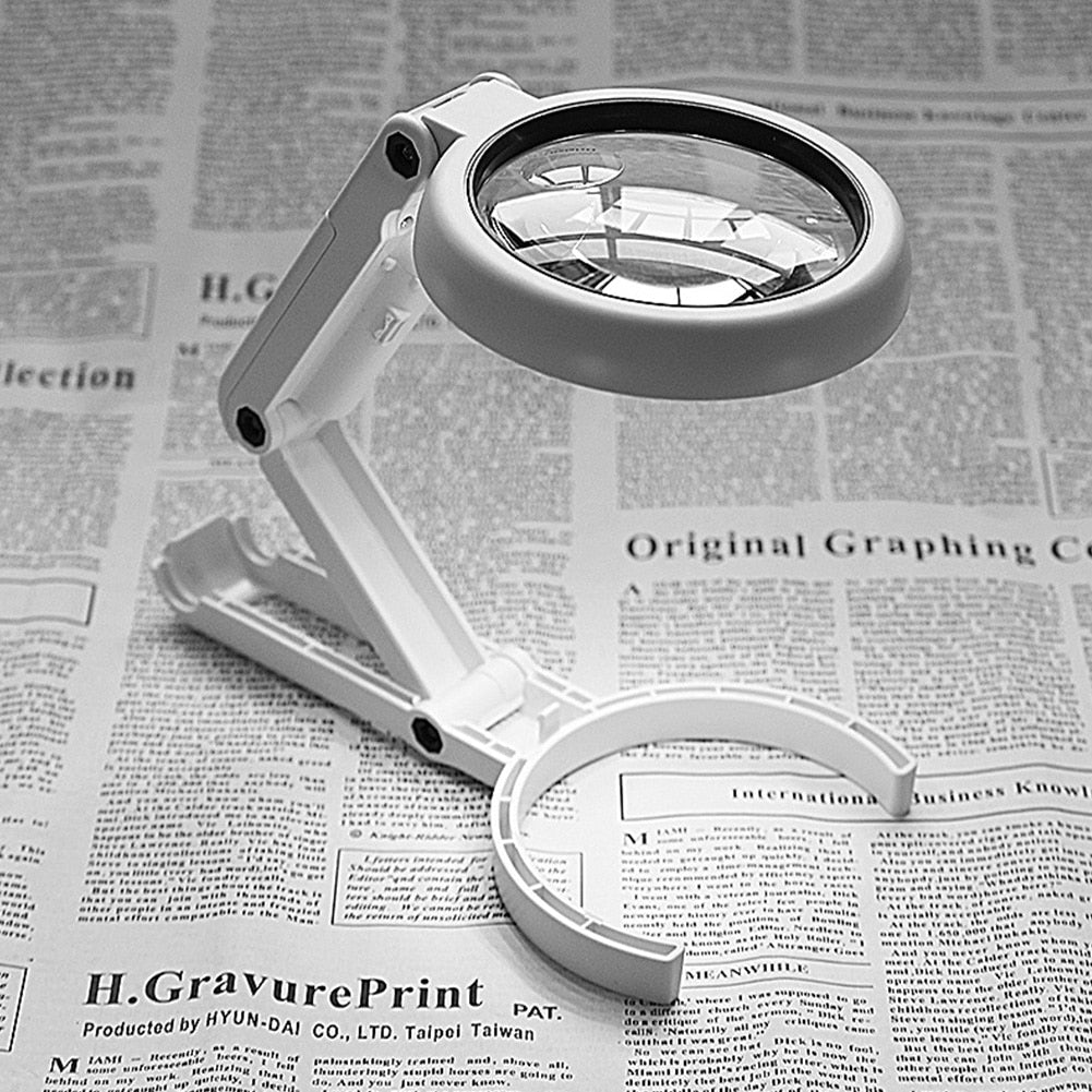 Loupe pliable LED posée sur son support – Maison Artsen
