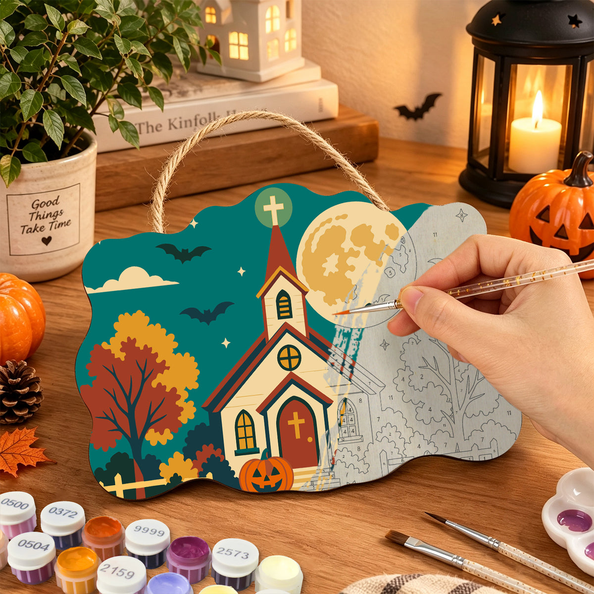 Pancarte Chapelle sous la Lune en cours de peinture, pinceau à la main — Maison Artsen