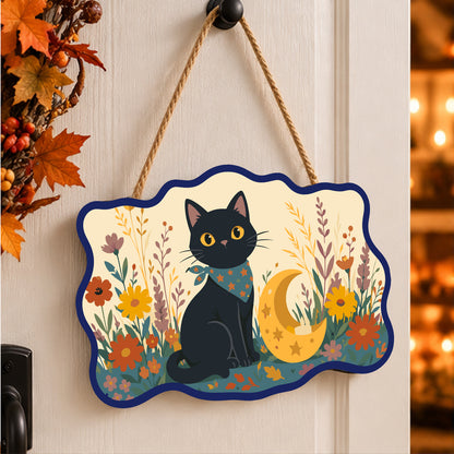 Pancarte Chat Noir et Lune peinte et accrochée à une porte d'entrée décorée pour Halloween — Maison Artsen
