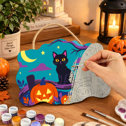 Pancarte Chat Noir sur la Barrière en cours de peinture, pinceau à la main — Maison Artsen