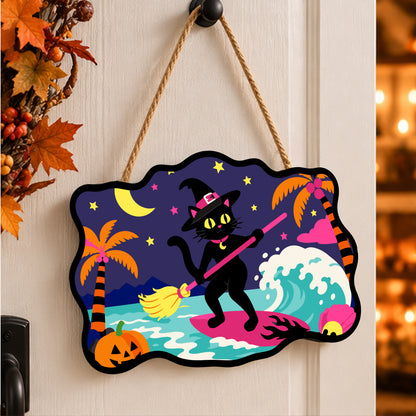 Pancarte Chat Noir Surfeur peinte et accrochée à une porte d'entrée décorée pour Halloween — Maison Artsen