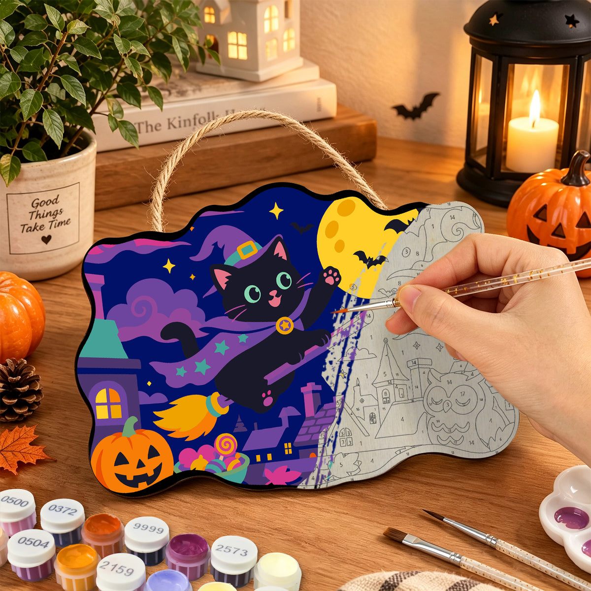 Pancarte Chat Sorcier en Vol en cours de peinture, pinceau à la main — Maison Artsen
