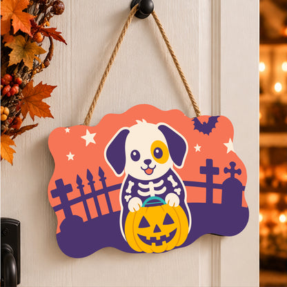 Pancarte Chiot Squelette et Citrouille peinte et accrochée à une porte d'entrée décorée pour Halloween — Maison Artsen