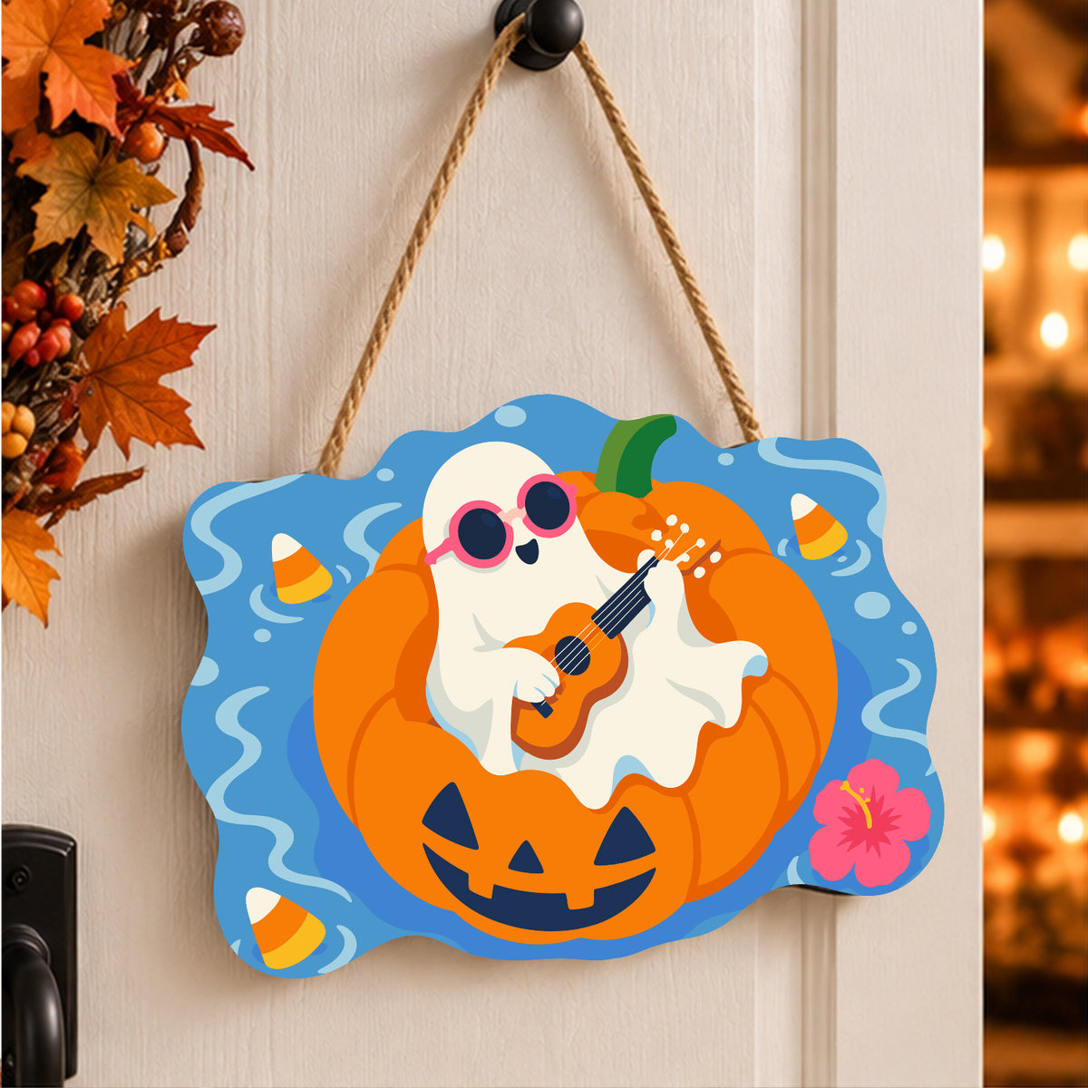 Pancarte Fantôme en Bouée Citrouille peinte et accrochée à une porte d'entrée décorée pour Halloween — Maison Artsen