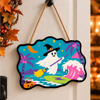 Pancarte Fantôme Surfeur Tropical peinte et accrochée à une porte d'entrée décorée pour Halloween — Maison Artsen