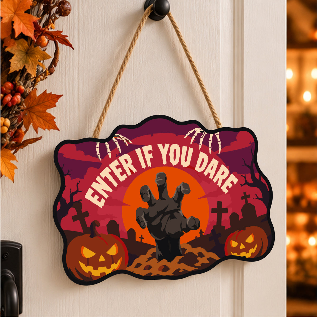 Pancarte Main Sortie de Terre peinte et accrochée à une porte d'entrée décorée pour Halloween — Maison Artsen