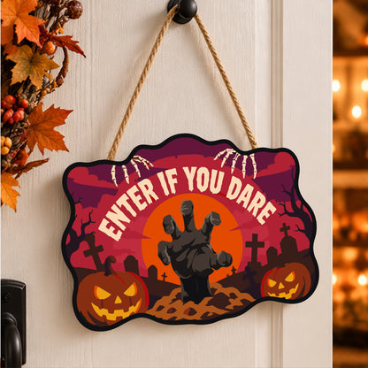 Pancarte Main Sortie de Terre peinte et accrochée à une porte d'entrée décorée pour Halloween — Maison Artsen