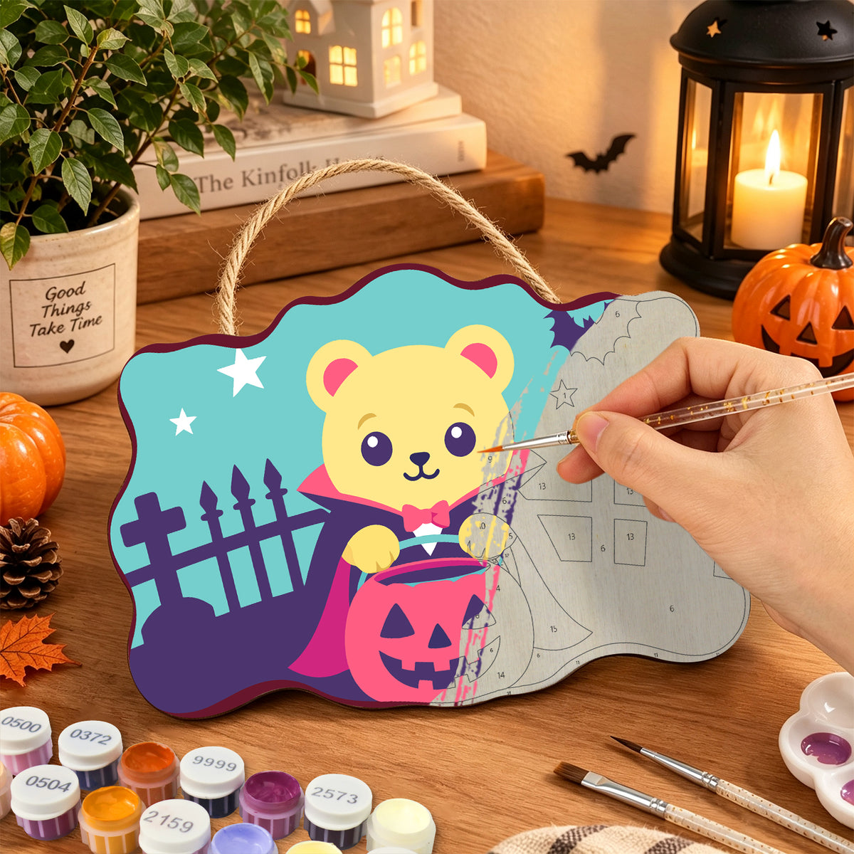 Pancarte Petit Ours Vampire en cours de peinture, pinceau à la main — Maison Artsen