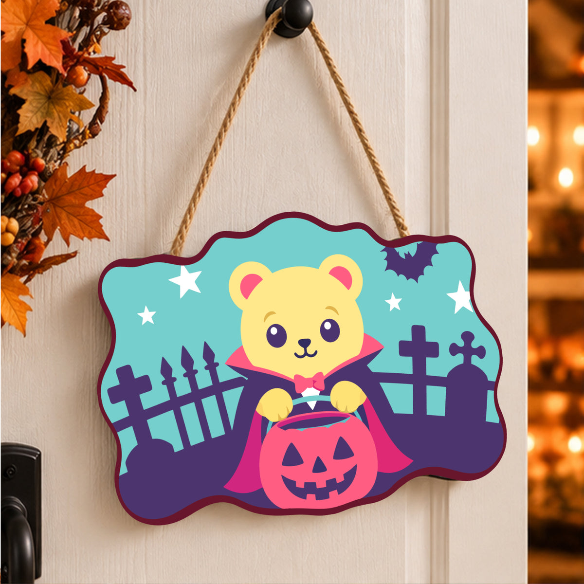 Pancarte Petit Ours Vampire peinte et accrochée à une porte d'entrée décorée pour Halloween — Maison Artsen