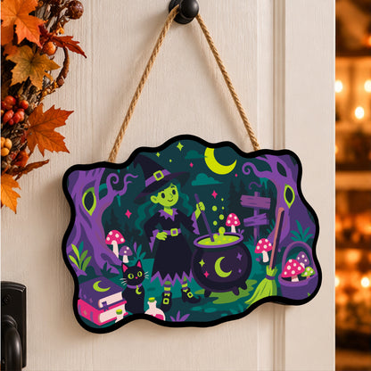 Pancarte Sorcière Verte en Forêt peinte et accrochée à une porte d'entrée décorée pour Halloween — Maison Artsen