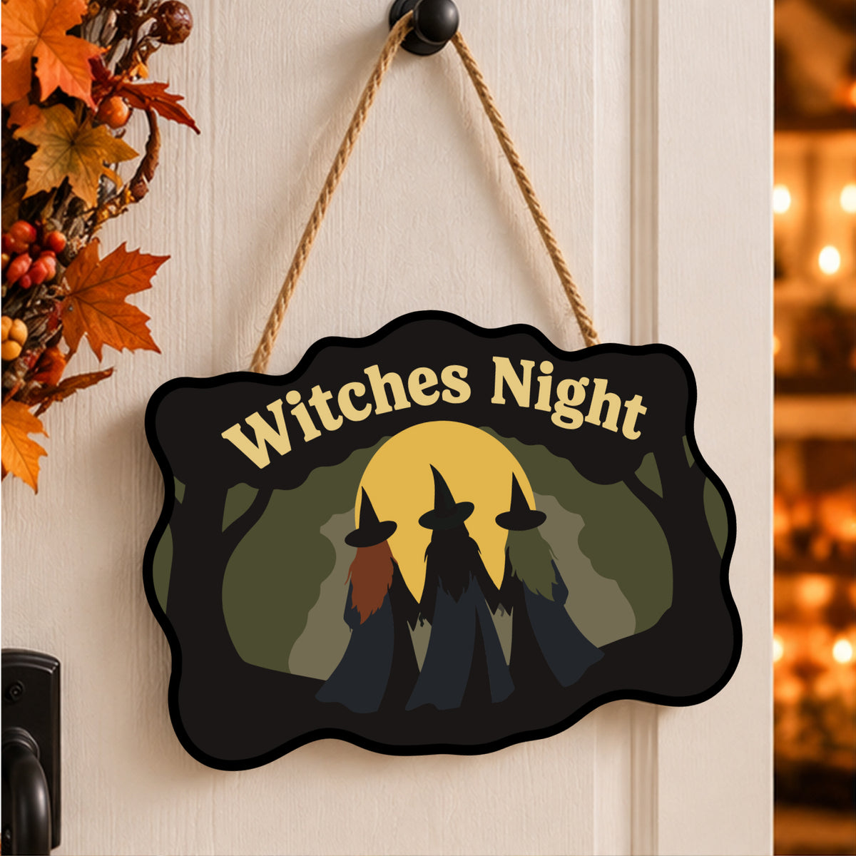 Pancarte Sorcières sous la Lune peinte et accrochée à une porte d'entrée décorée pour Halloween — Maison Artsen