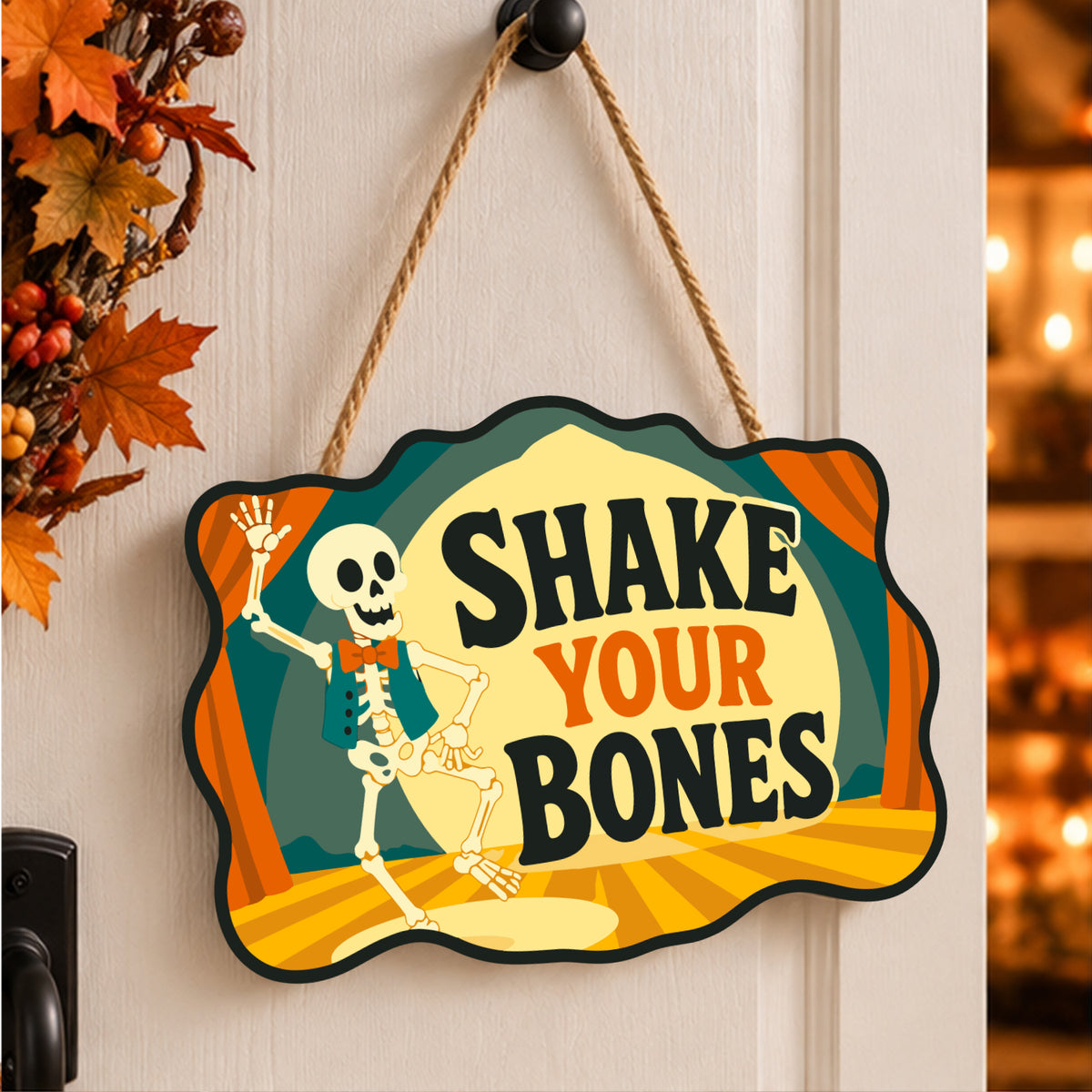 Pancarte Squelette du Cabaret peinte et accrochée à une porte d'entrée décorée pour Halloween — Maison Artsen