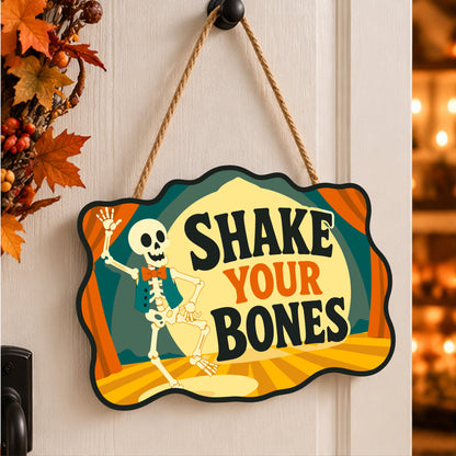 Pancarte Squelette du Cabaret peinte et accrochée à une porte d'entrée décorée pour Halloween — Maison Artsen