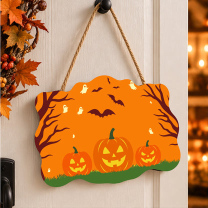 Pancarte Trois Citrouilles Lanternes peinte et accrochée à une porte d'entrée décorée pour Halloween — Maison Artsen